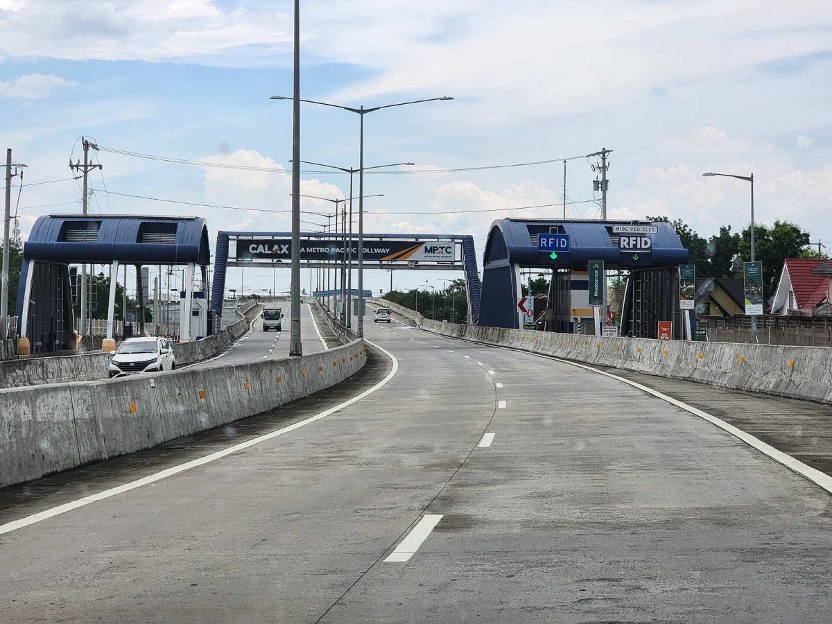 Toll plaza of the CALAX expressway near Laguna Technopark in Laguna province