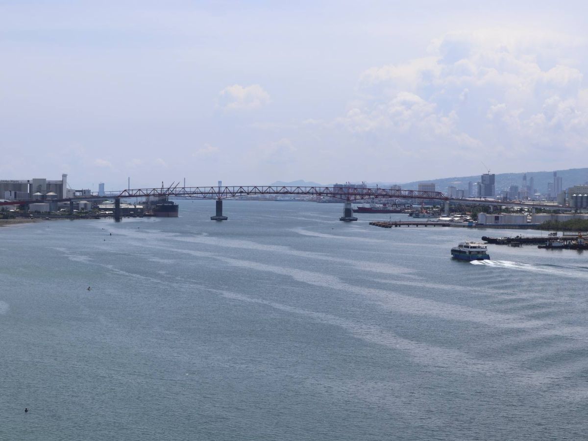 Mactan-Mandaue Bridge crossing the Mactan Channel between Lapu-Lapu City and Mandaue